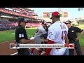 Brothers Alexis and Edwin Díaz exchange lineup cards