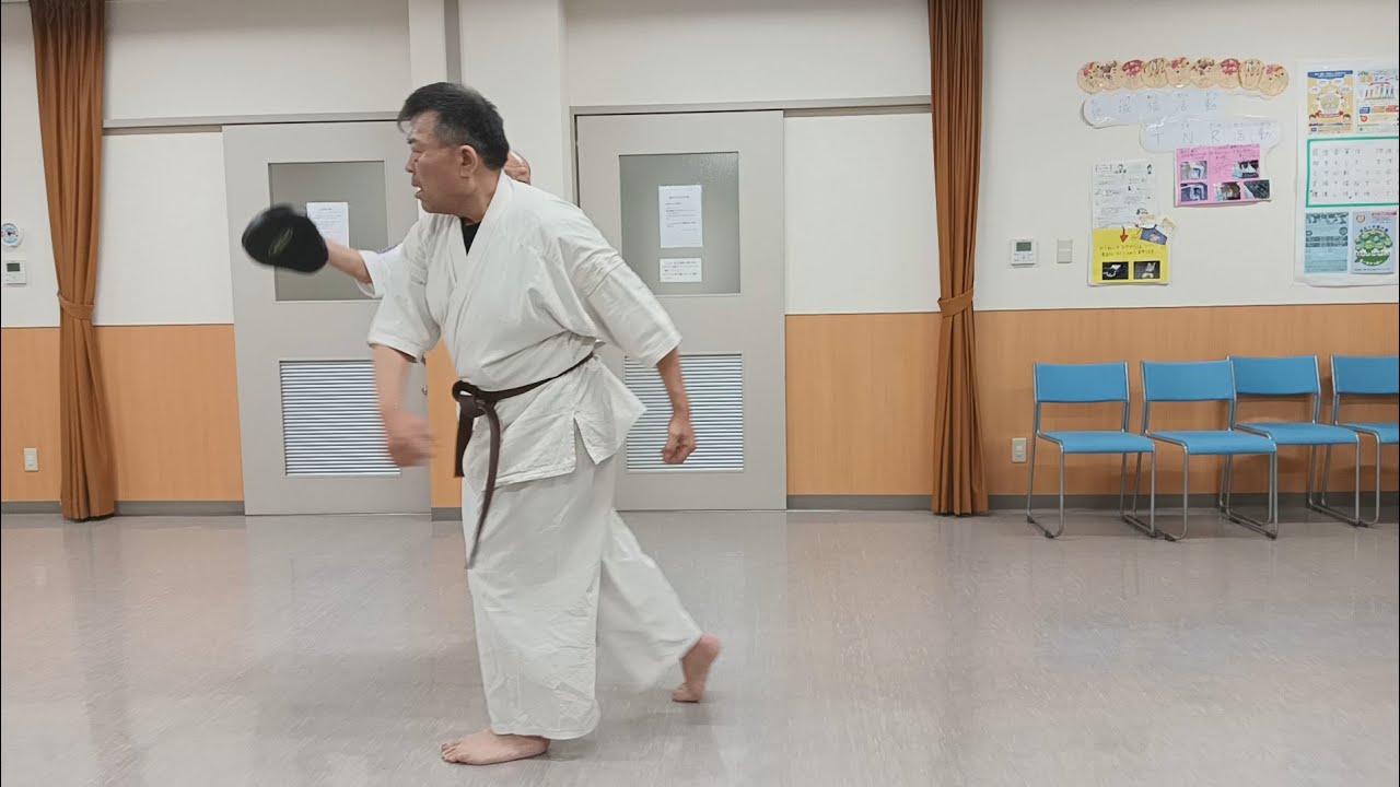 麻痺側の右手で、無門会のダイナミックフォームで打つわし…。