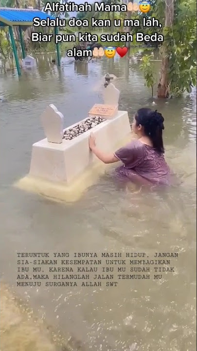 wanita cantik cuci kuburan ibunya yang terkena banjir ‼️#ibu #ziarah #kuburan #wanitacantik #shorts