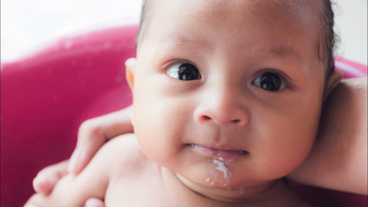 Срыгивание новорожденного. Новорожденный срыгивает слизью. Желтые срыгивания у грудничка. Цвет срыгивания у новорожденных. Срыгивание у новорожденных.