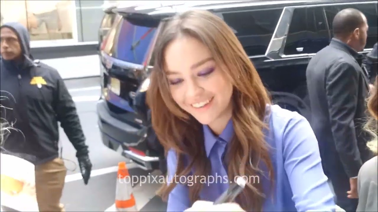 Sadie Stanley & Lexi Underwood signs autographs for TopPix