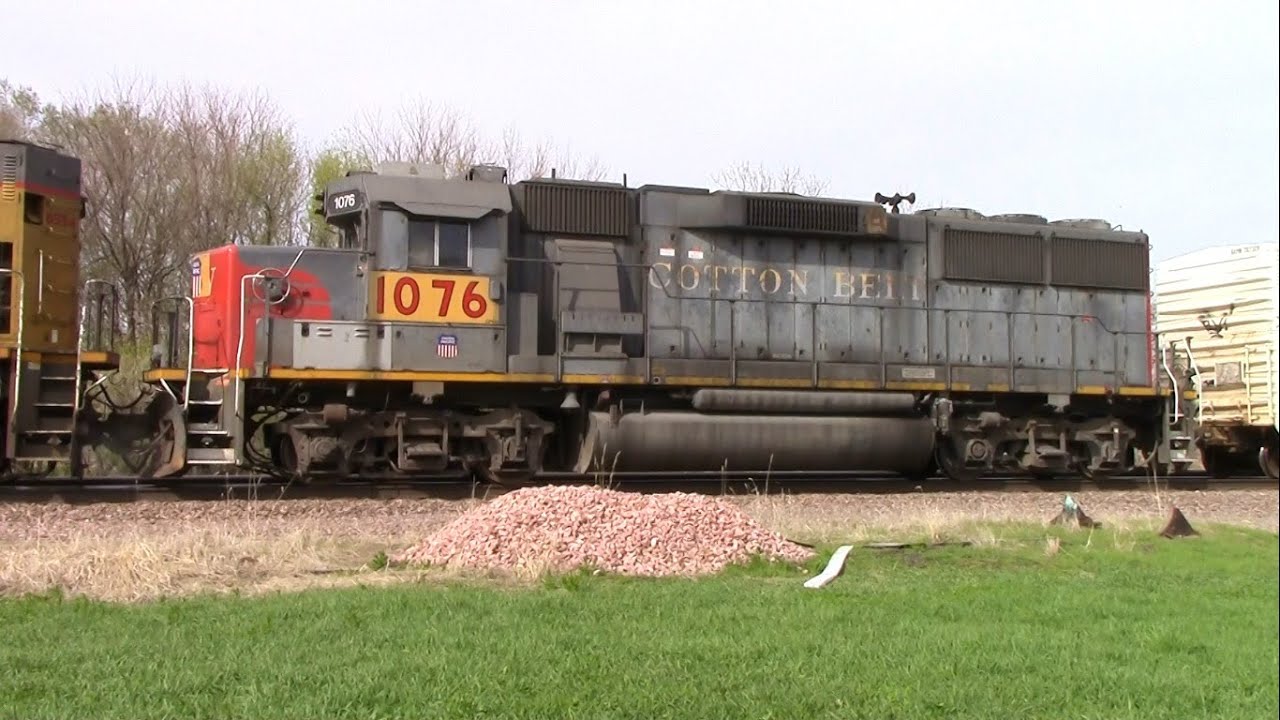 Cotton Belt passes Doboy elevator in Ames, Iowa! YouTube
