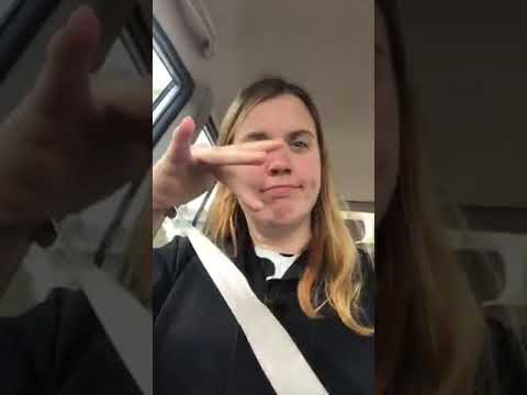 اجنبيه بكماء راكبه تاكسي من مطار الملك خالد شوفو سواق التاكسي