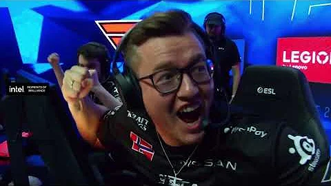 FAZE Twistzz's UNBELIEVABLE 1v3 clutch vs NAVI on Overpass