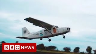 Plane built on Mumbai rooftop takes to the skies - BBC News