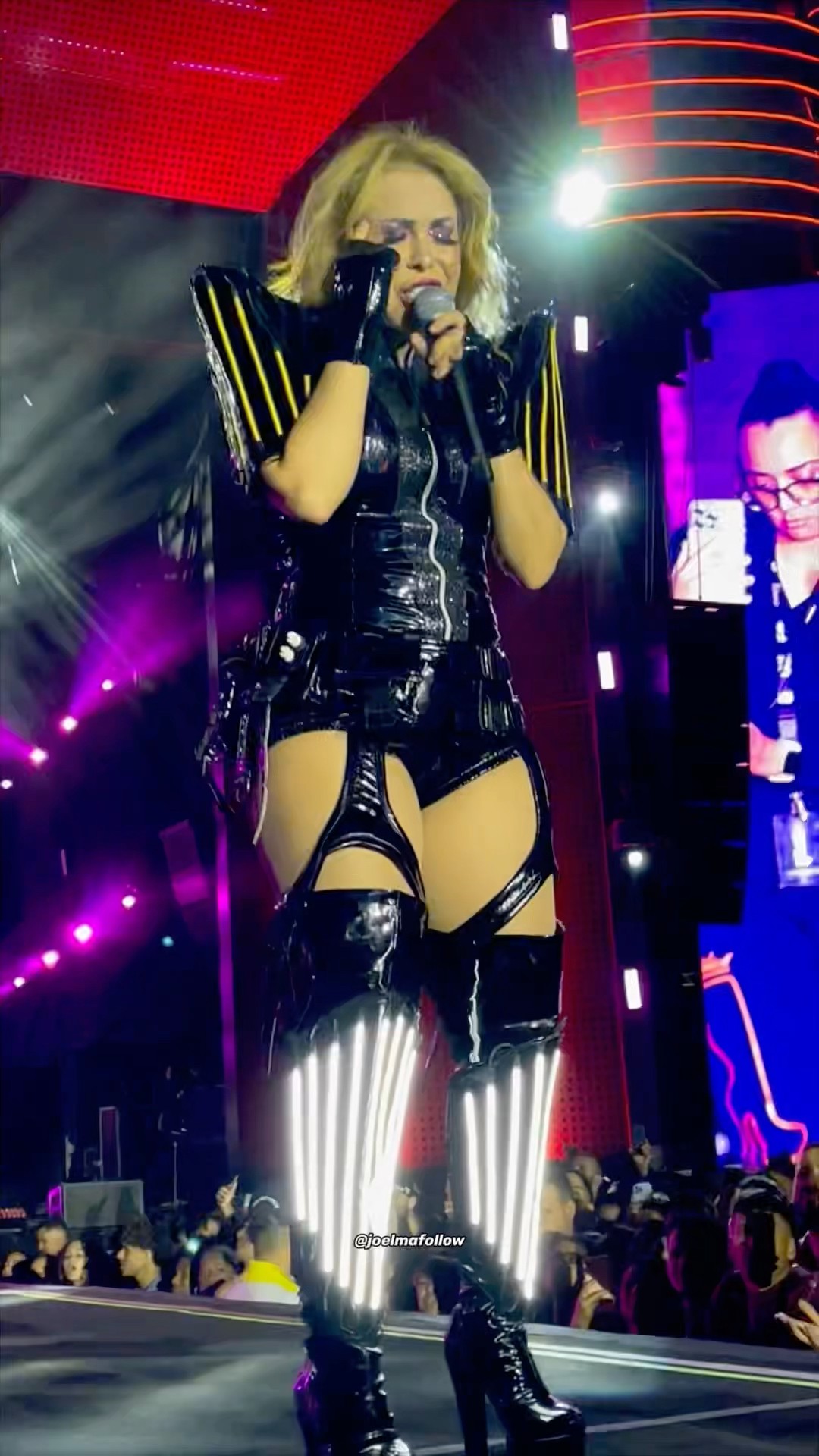 Joelma com sua bota que acende
