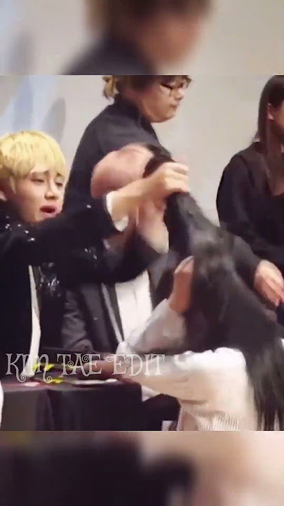 The way taehyung🐻 playing with Army girl's hair😍 during fansign🥰💜#bts #taehyung #shorts