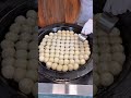大鍋で焼き上げる熱々の小籠包。外はカリッと中はもっちりとした皮を割ると旨みたっぷりの肉汁がドバッと飛び出す!平日でも並ぶ人気店なのでオープン前に行くのがおすすめ。