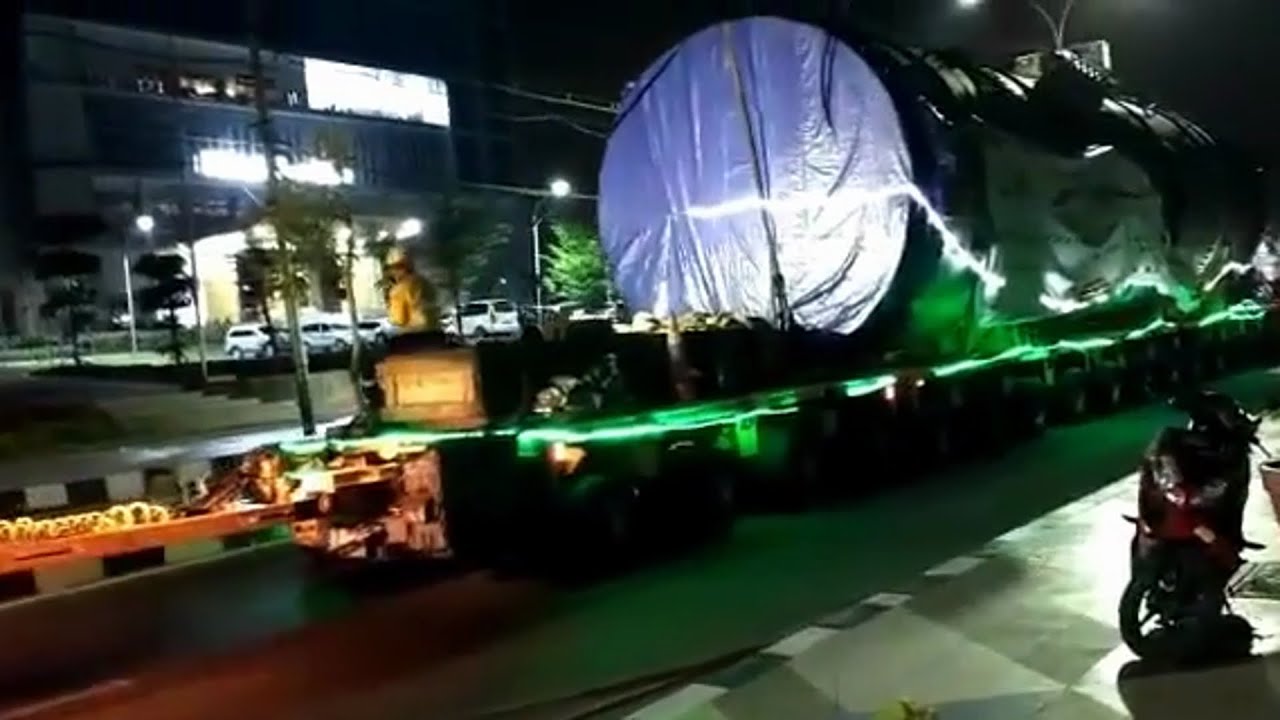  Truk  Raksasa Pengangkut Absorber Melintas di Jalan  Raya  