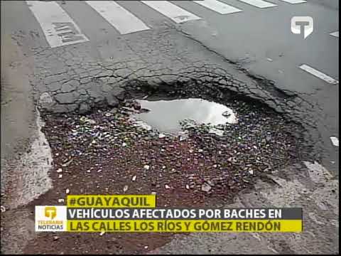Vehículos afectados por baches en las calles Los Ríos y Gómez Rendón
