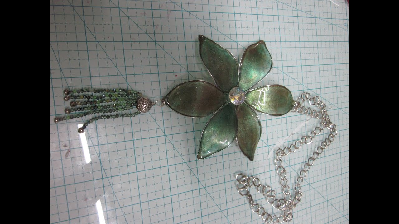 Come creare un pendente a fiore in resina