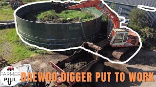 DIGGING OUT THE POO CRUST FROM THE SLURRY STORE | DAEWOO DIGGER MAKES A COMEBACK