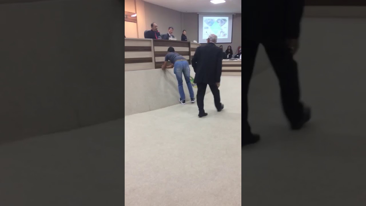 Resultado de imagem para VÍDEO: Rato rouba a cena em sessão na Câmara de Vereadores de Barreiras-BA
