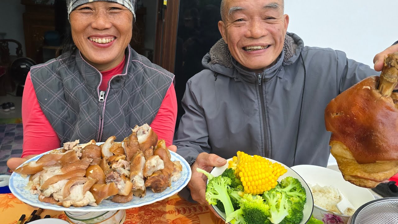 처음 베트남 와이프가 한국 족발을 이렇게 요리했어요 - 사나무 넣어서 더 맛이 나네요.