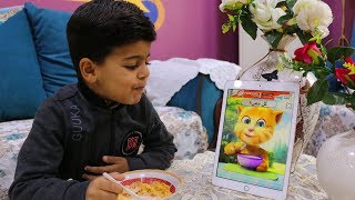 يوسف يأكل مع القط المتكلم !! Eating and Playing