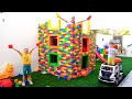 Vlad et niki jouent avec des blocs de jouets colors et construisent une maison  trois niveaux