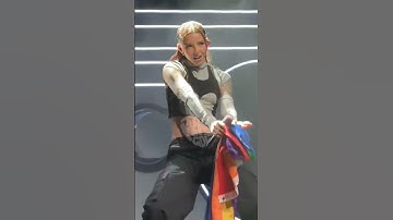 Thumbnail of Miko bailando colmillo es todo lo que está bien 😻 #youngmiko #colmillo #concert