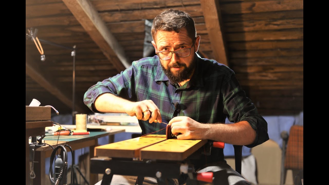 Człowiek, który dobrał się do szycia skóry