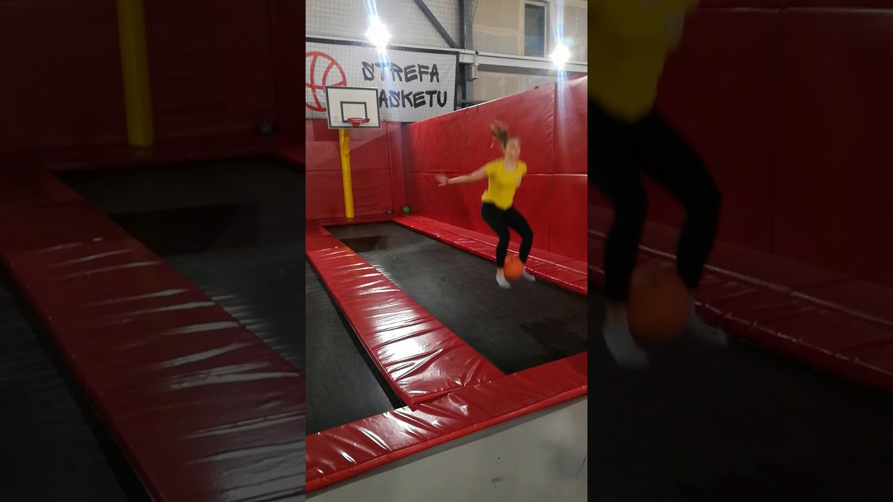 Rzut do kosza Park Trampolin JumpWorld Wrocław