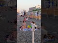 море штормит волна начинается 🌊 Новороссийск Нептун количество отдыхающих на пляже нажимайте на экра