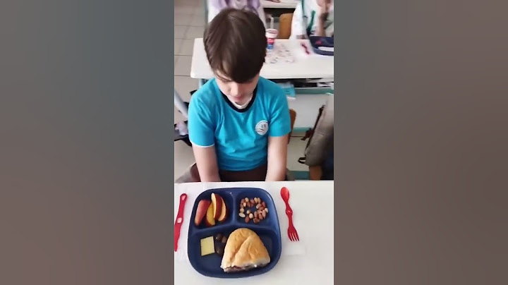 Bir öğretmenin, öğrencilerinin beslenme çantalarını sosyal medyada paylaşması tepkilere neden oldu.