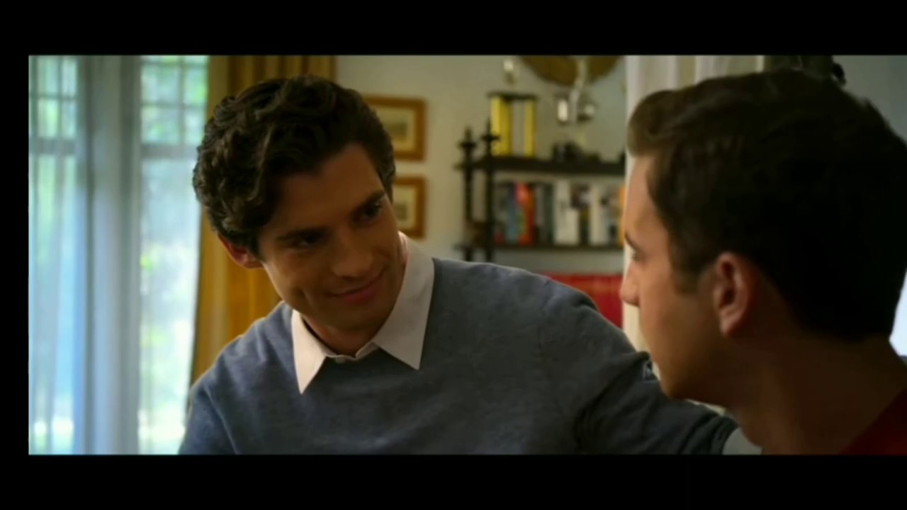 River kisses Payton / River besa a Payton — The Politician, VOSE