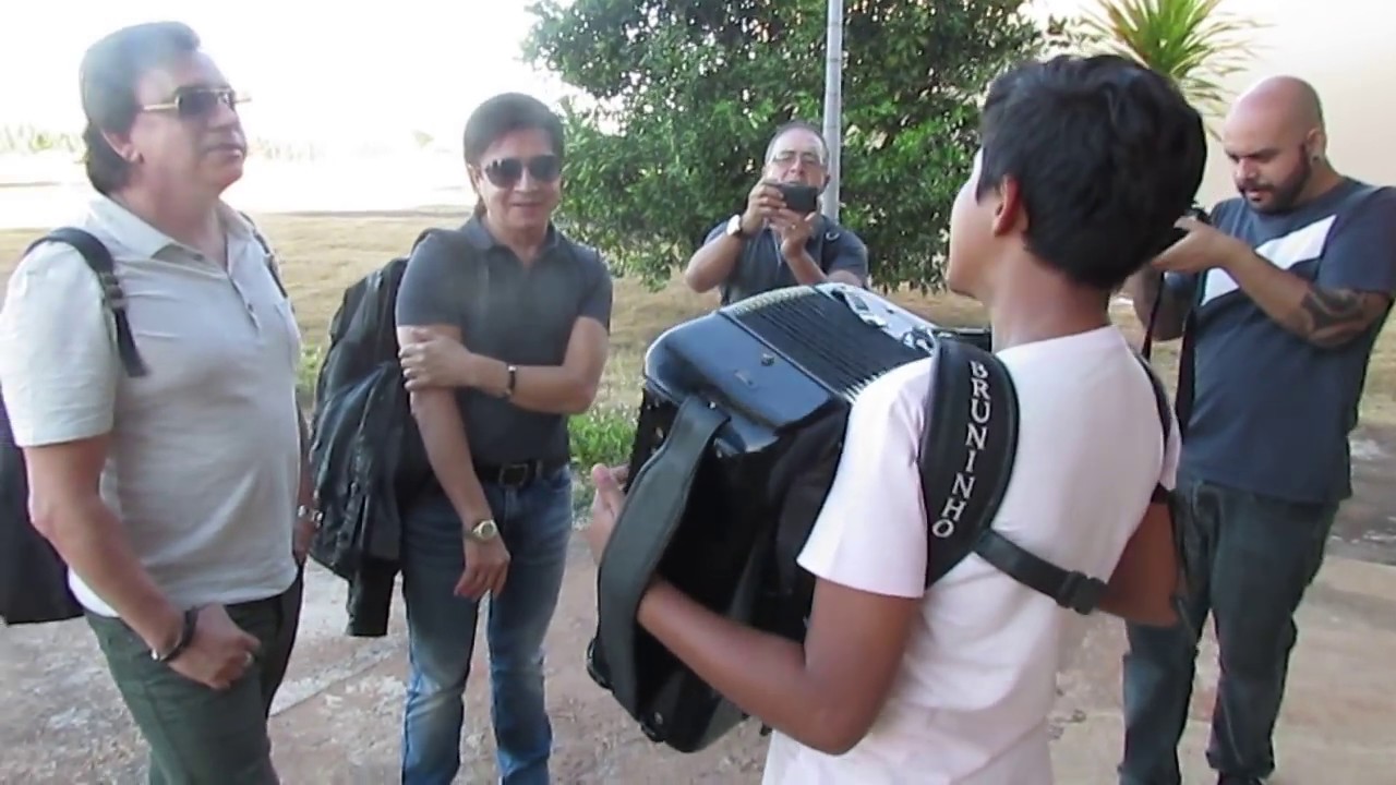 Bruno o fera da sanfona recepcionando chitãozinho e Xororó