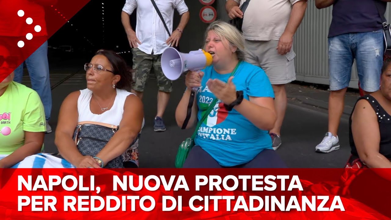 LIVE Napoli, protesta per stop al Reddito di Cittadinanza, Galleria Vittoria bloccata: diretta video