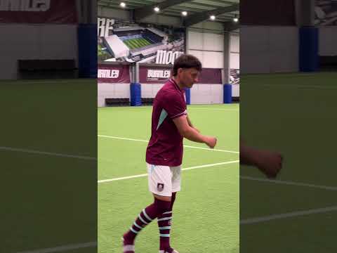 Testing Connor Roberts, Bashir Humphreys and Oliver Sonne's putting abilities ⛳️ #burnleyfc #golf
