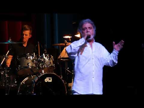 اجرای زیبای ترانه ی ای عشق در کنسرت داریوش اقبالی در شب تولدش در فینیکس آریزونا سوم فوریه 2018