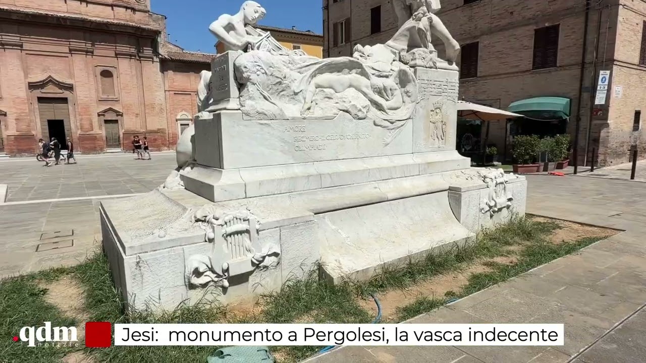 Jesi, monumento al Pergolesi la vasca indecente