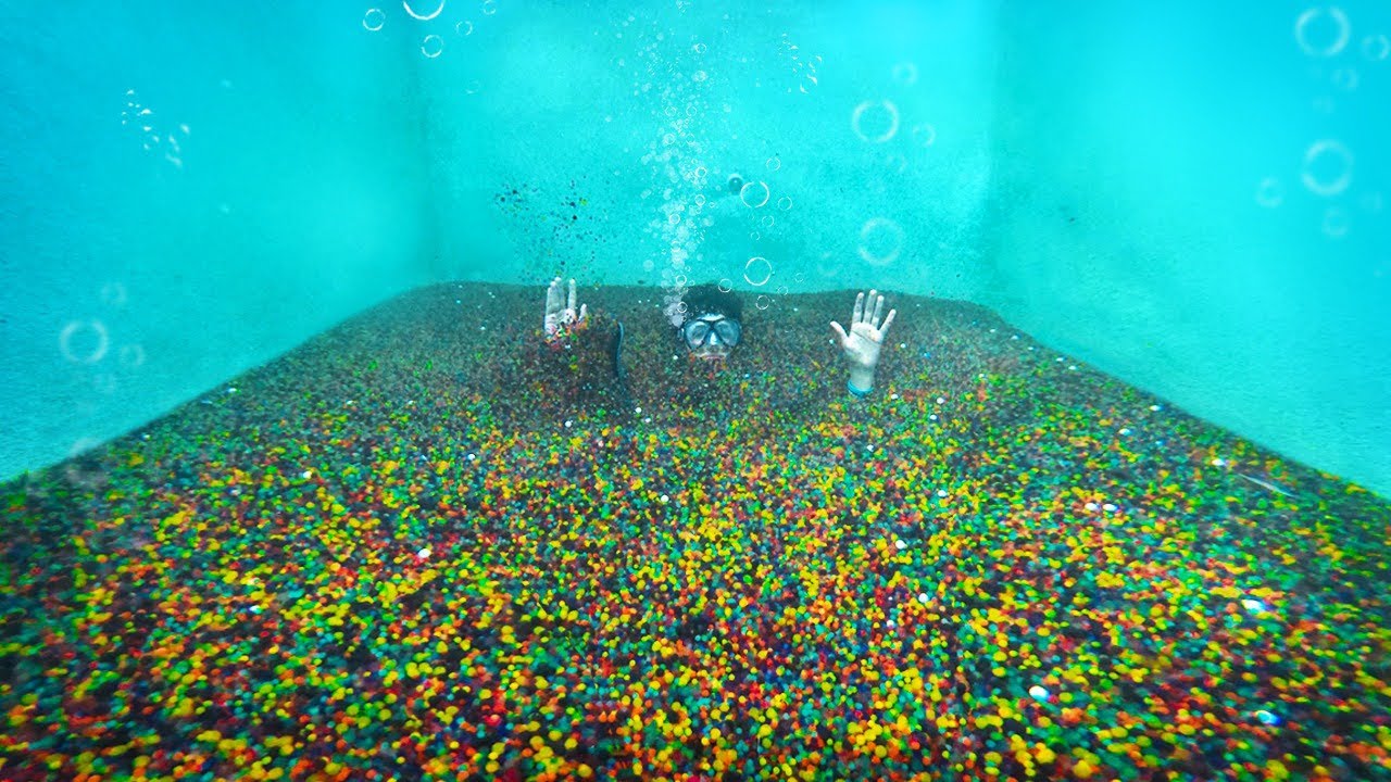 vlogs in spanish COLOCAMOS 10 MILHÕES DE ORBEEZ NA NOSSA PISCINA!