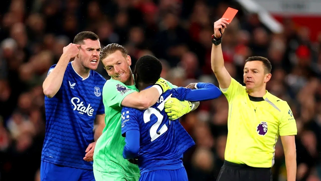 Звезда «Эвертона» Гейе удален с поля за пощечину своему товарищу по команде в матче против «Манче...