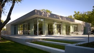 Modern Chicago home design provides ideal interiors for displaying owner’s art collection