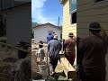 Seis personas para instalar los postes de 24’x81/4 síganme