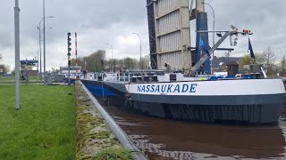 "TECHNO TANKER" 🎵 de NASSAUKADE en ZEUS varen de GAARKEUKENSLUIS in het van Starkenborghkanaal uit.