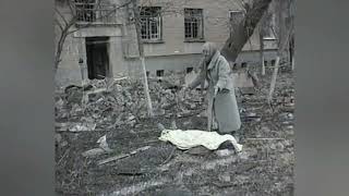 Пожилая русская женщина у тела дочери, убитой российскими оккупантами в Грозном. Декабрь 1994 год