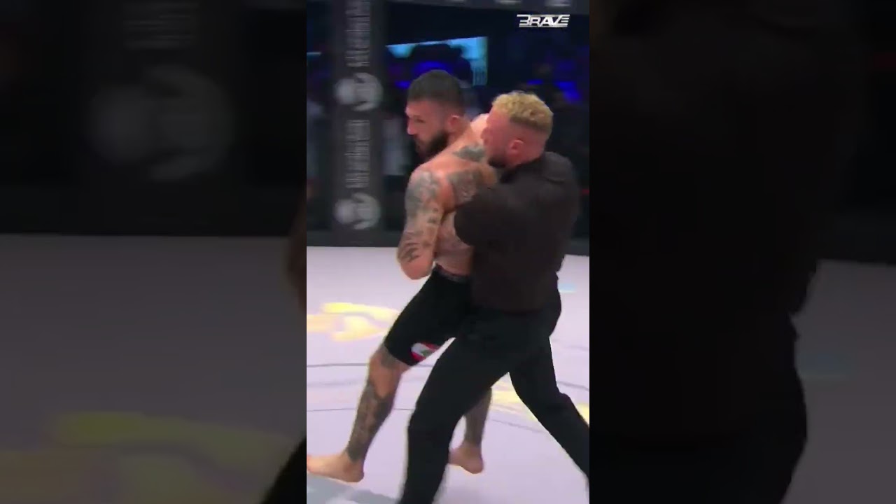 Ref. Aaron Wallace had it all under control. 💪 