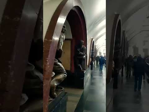 Золотой нос собаки и петух. Московское метро. #moscow #metro