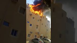 انفجار خزان مياه يُسهم في إطفاء حريق اشتعل في سطح إحدى الشقق السكنية في ⁧‫#الكويت‬⁩