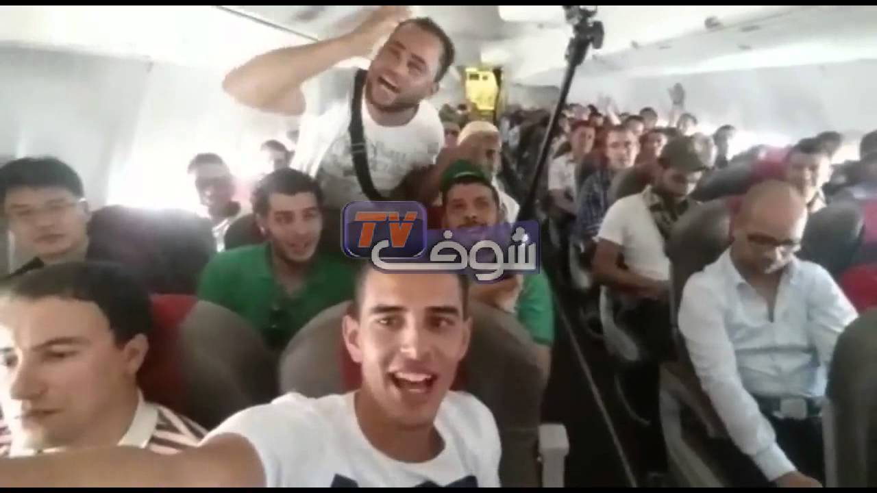 جمهور الرجاء يغني..'جينا نڭولوالصحراء مغربية' في الطائرة القادمة من الجزائر