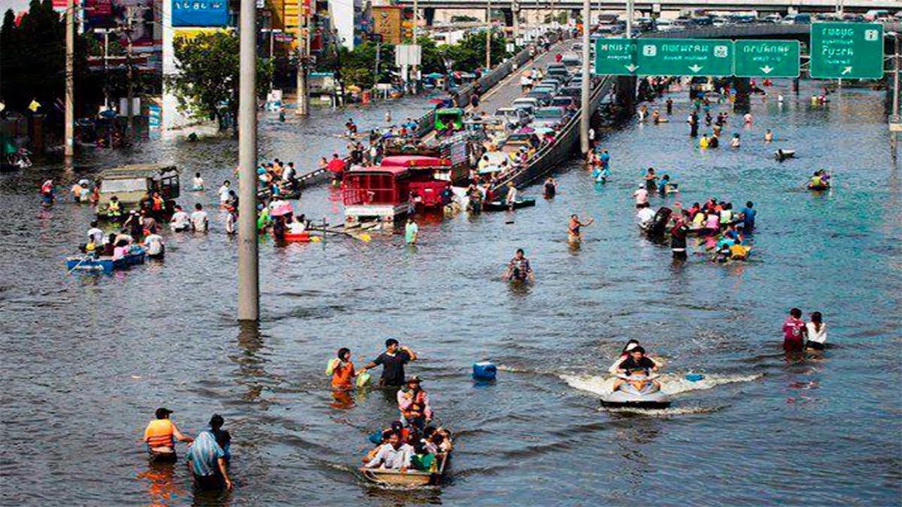 Бангкок осадки. Наводнение в Таиланде 2011. Бангкок 2011 наводнение. Таиланд наводнение 2004.
