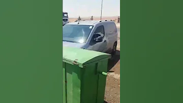 شوفو وين لحقنا يتبلاو طفلة صغيرة قدام والديها 