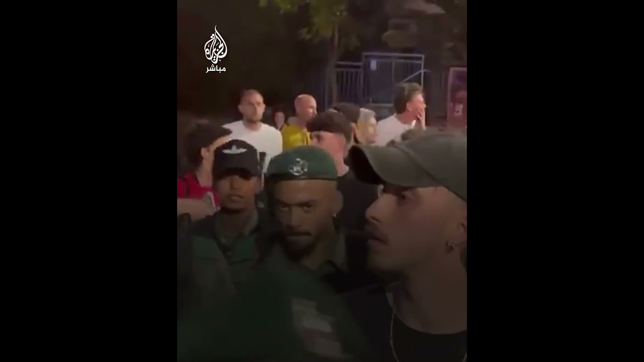 إسرائيليون يشعلون النيران في محيط مقر نتنياهو في القدس ردًا على فيديو الأسير "هيرش جولدبيرج بولين"
