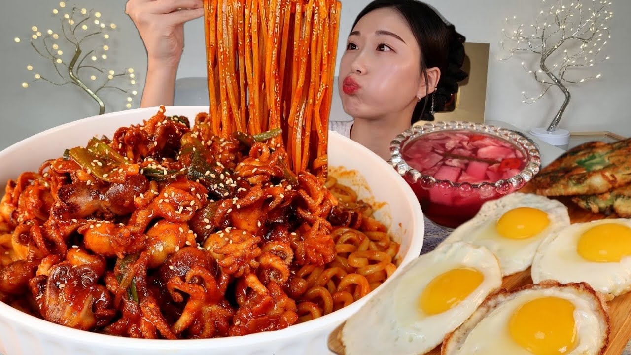 ASMR 직접만든 오징어쭈꾸미볶음에 우동사리 가득 넣어서 방아전 계란후라이 리얼먹방 :) Stir-fried squid and seafood MUKBANG
