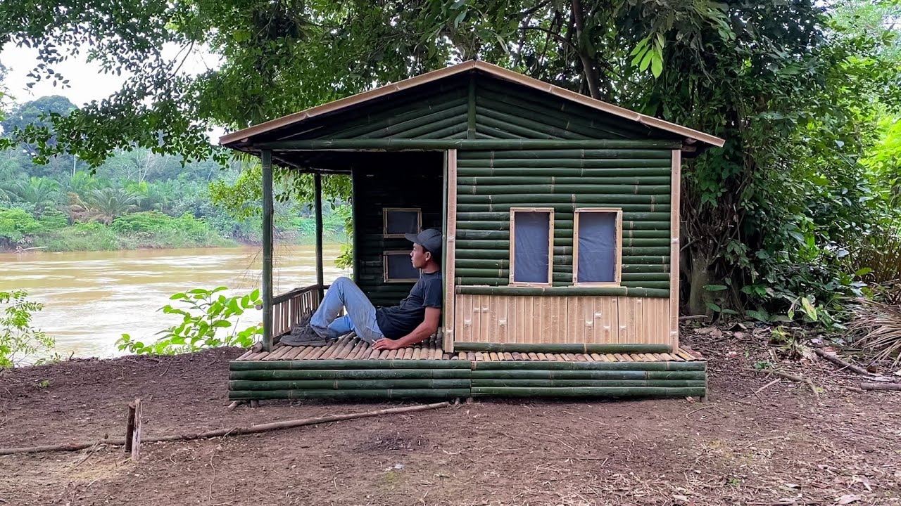Camping hujan deras || Membangun shelter bambu di hutan pinggir sungai