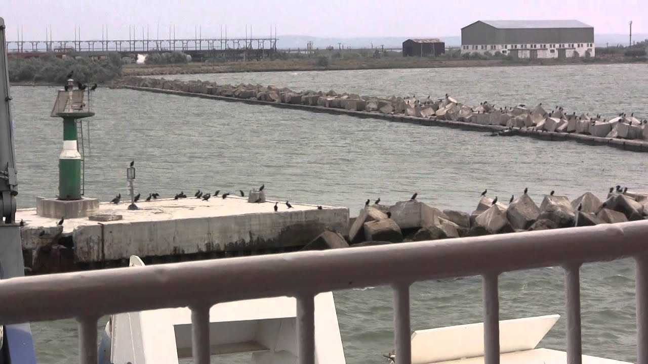 Паромная переправа Кавказ - Крым. Разгрузка ж\д парома Анненков. 2014 год.