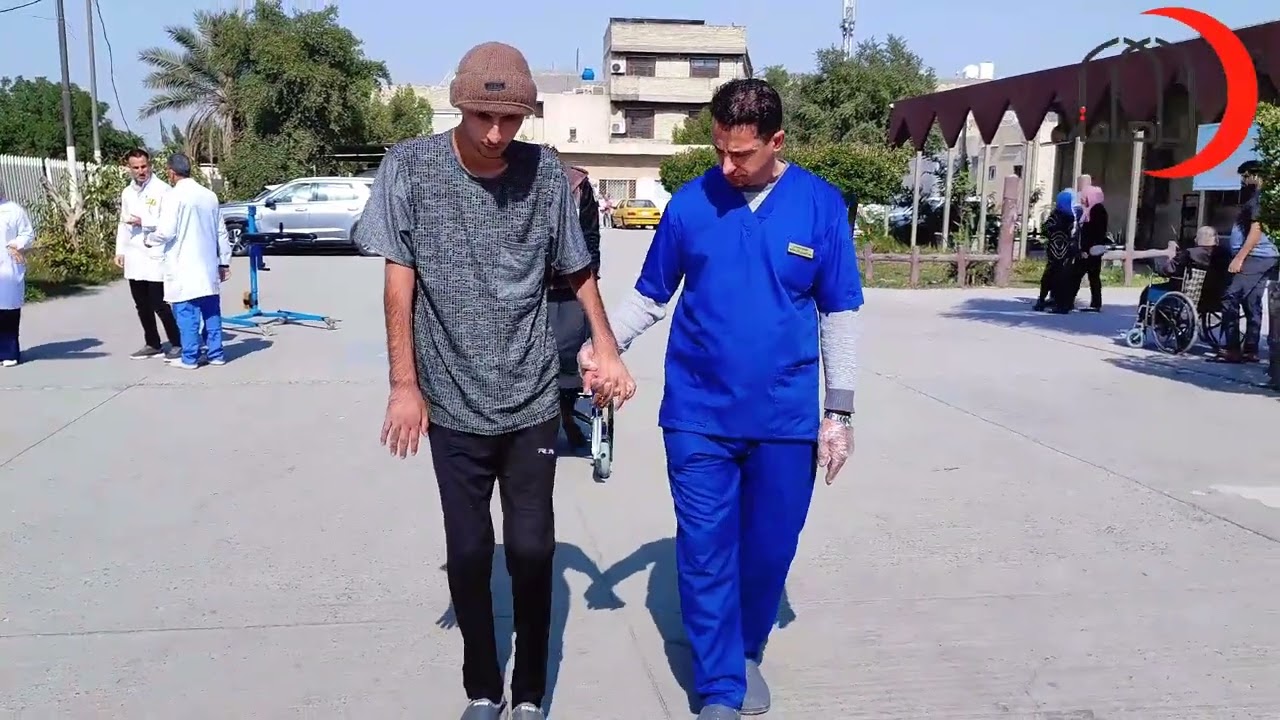 مستشفى ابن القف يواصل تأهيل مريض مصاب بشلل رباعي غير كامل بإشراف المعالج الطبيعي عبد المحسن يلاب