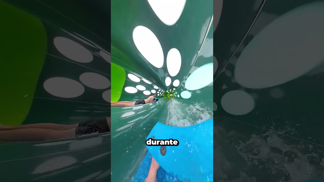 ¡La carrera de toboganes más épica del parque acuático!