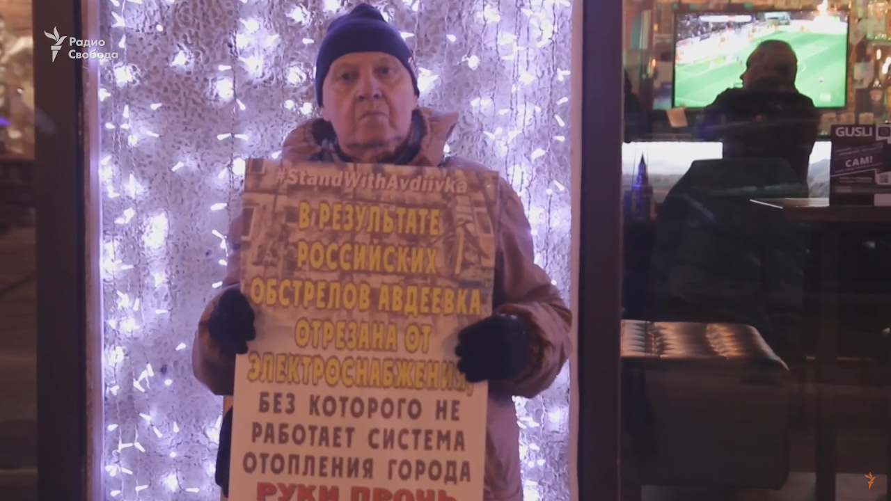 «Руки прочь от Авдеевки!». В Петербурге протестовали против действий России в Украине
